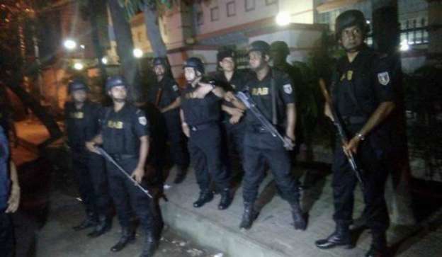 Tiroteo y toma de rehenes en la capital de Bangladesh - Foto 1 