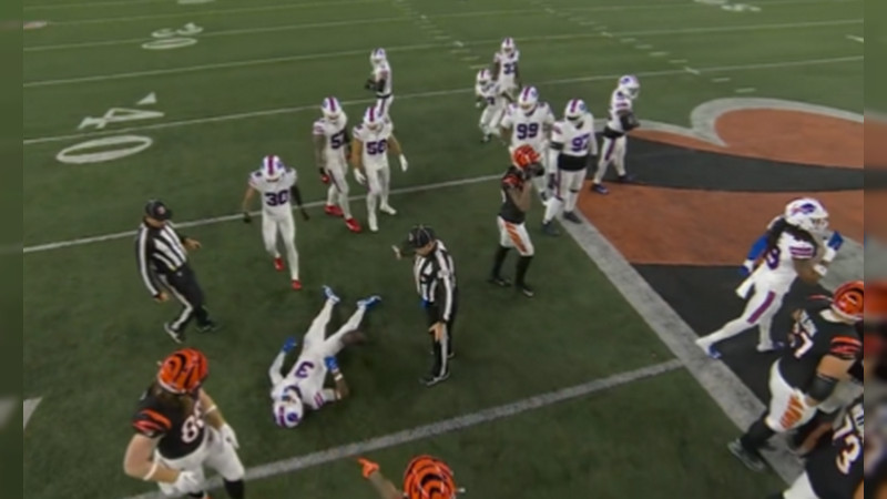 NFL: Ambulancia recoge a Damar Hamlin tras desvanecerse en el campo; recibió RCP