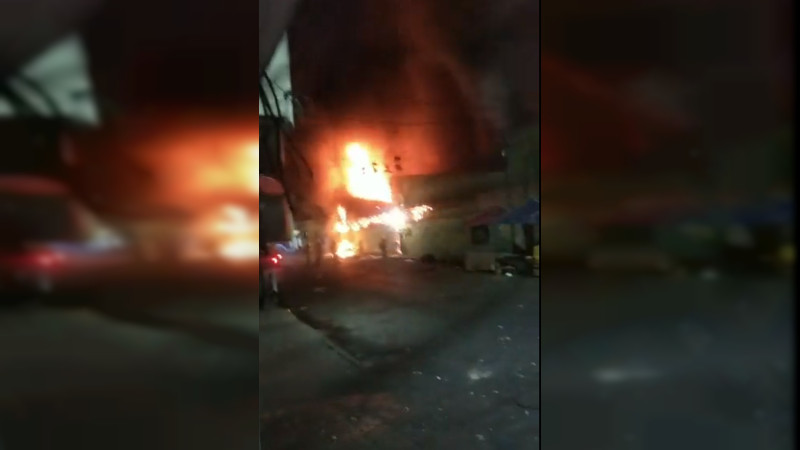 Incendio reduce a cenizas la mitad de un mercado en Cuautla, Morelos; no se reportaron víctimas 