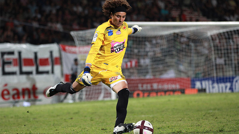 Guillermo Ochoa debuta con la Salernitana 