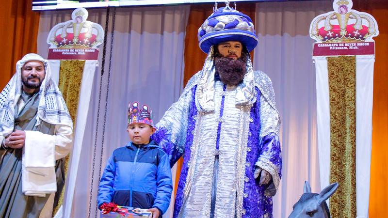 Arropados por más de 15 mil personas, entre ellos niños y niñas, los Reyes Magos llegan a Pátzcuaro