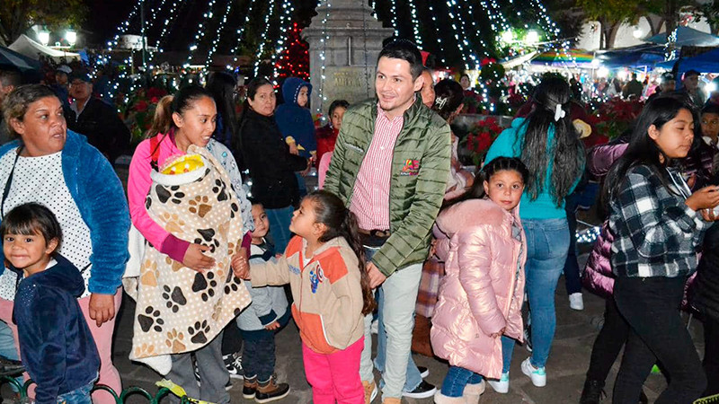 Presidente Municipal de Quiroga celebro con niños y niñas el día de reyes  