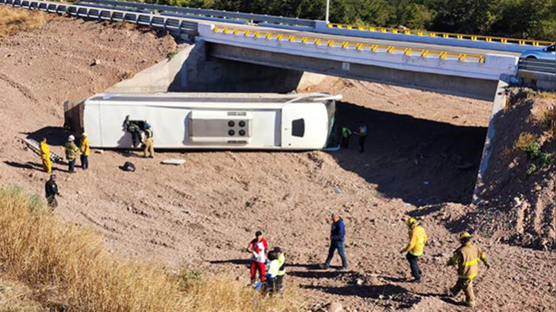 Hay 11 lesionados tras caída de autobús de pasajeros en puente de Sonora 