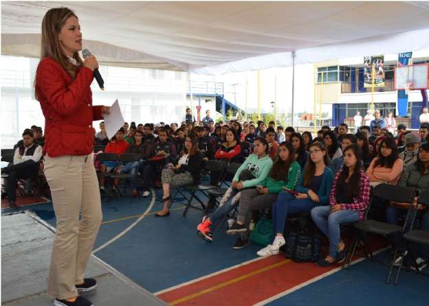 Se reúne Daniela de los Santos con jóvenes universitarios, en Morelia 