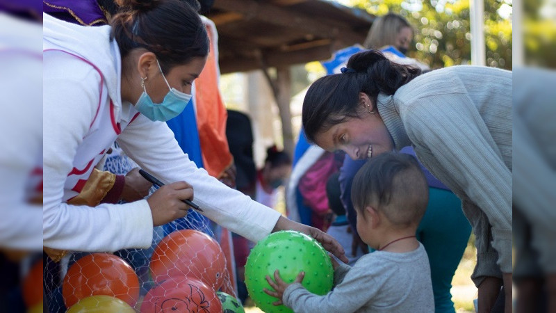 IJUM y Cruz Roja Juventud  regalan juguetes en comunidades de Tiripetío  
