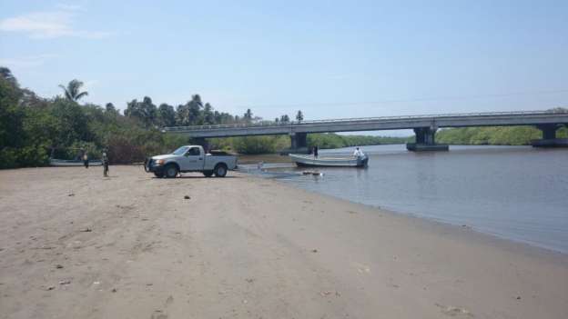Tras ataque de cocodrilo, patrulla Semar aguas del estero Barra de Santa, en Lázaro Cárdenas, Michoacán - Foto 0 