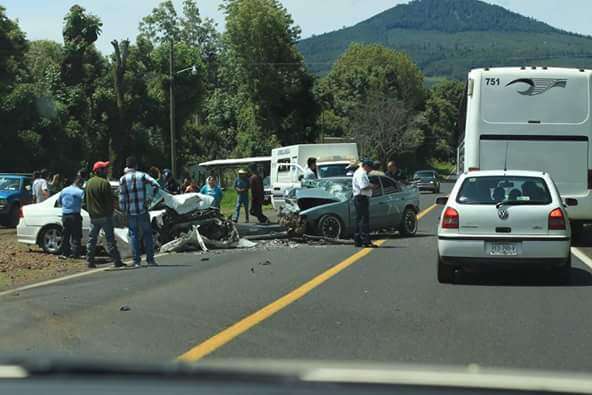 Aparatoso accidente automovilístico en la comunidad de Ario de Rosales 