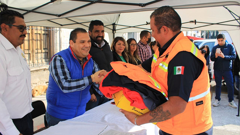 Entrega Bladimir González ambulancia nueva a Protección Civil de Tarímbaro