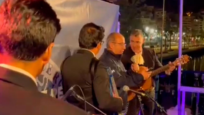 Felipe Calderón canta “El martes me fusilan” de Vicente Fernández en España 
