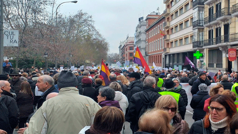 Trabajadores del sector salud de España organizan manifestación en Madrid 