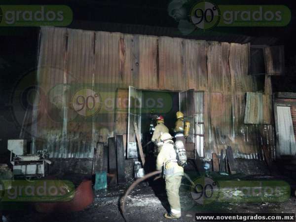Arde fábrica de frituras en Ecuandureo, Michoacán - Foto 0 