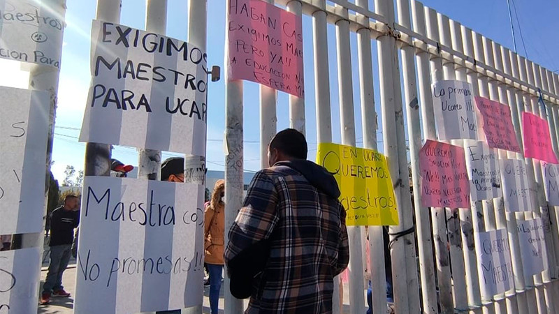Padres de familia reclaman asignación de docentes para escuela de Ucareo 