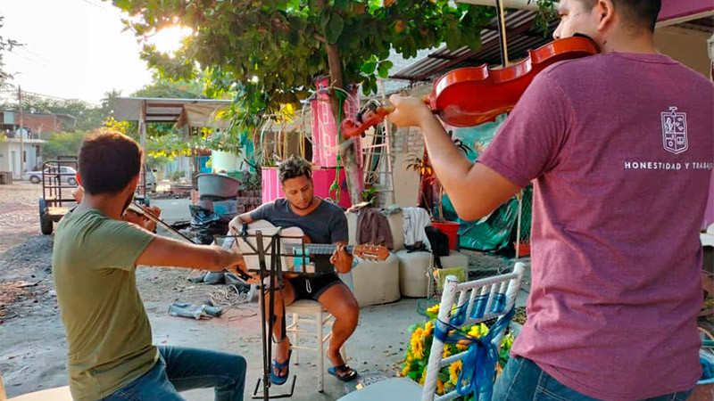 Ofrece Sedebi taller de guitarra como método de prevención de violencia en Múgica 