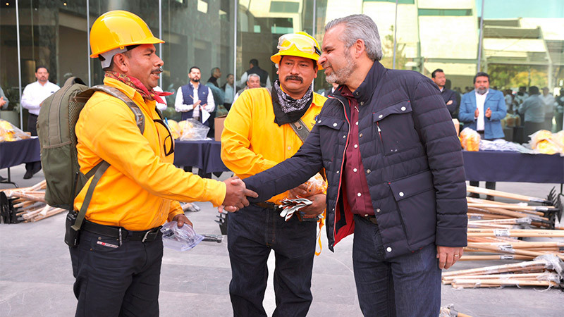 Participa Bedolla en entrega de equipo para brigadas contra incendios ...
