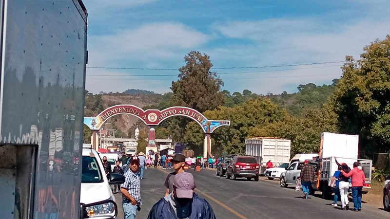 Cierran el acceso al municipio de San Juan Nuevo  