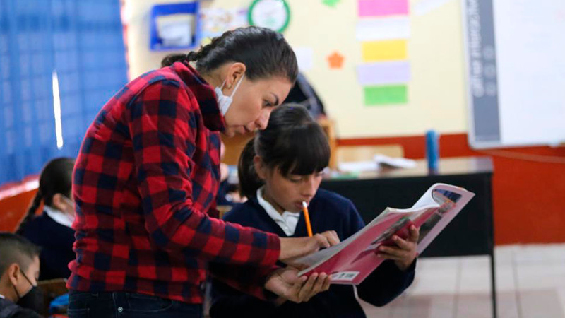 SEE Michoacán reconoce a los más de 60 mil maestros comprometidos con la educación