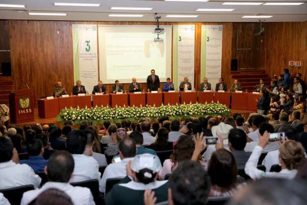 Asiste Gobernador a informe de labores del IMSS Michoacán - Foto 0 