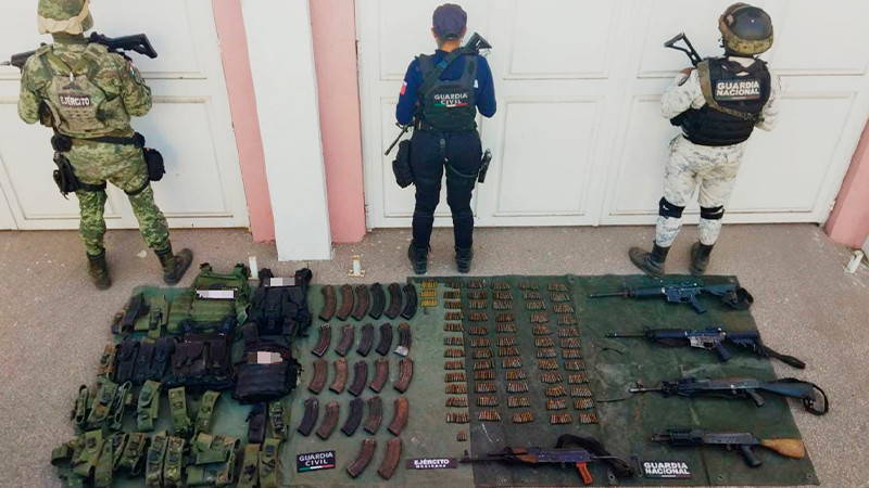 Aseguran en Aguililla, Michoacán explosivos, armas, 600 municiones y equipo táctico; hay un detenido 