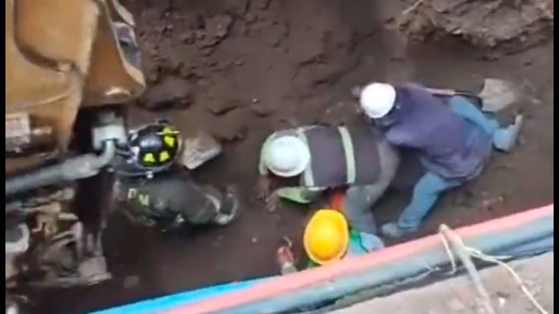 Obras de drenaje provocan derrumbe en CDMX; hay un muerto