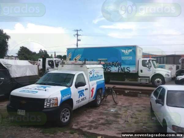Habitantes retienen vehículos y bloquean carretera en Quiroga, Michoacán - Foto 0 