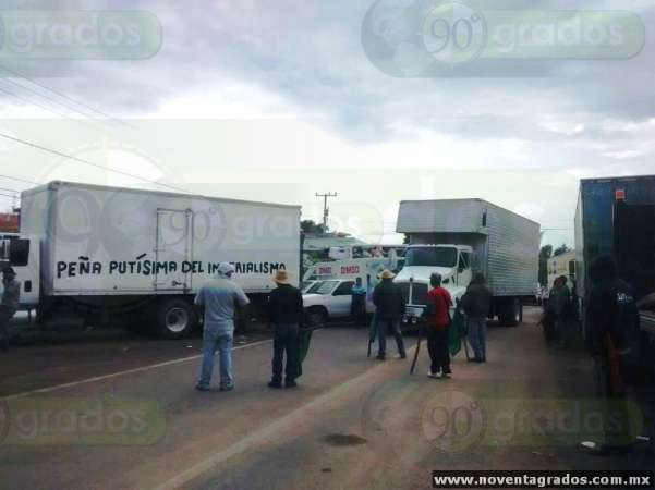 Habitantes retienen vehículos y bloquean carretera en Quiroga, Michoacán - Foto 1 