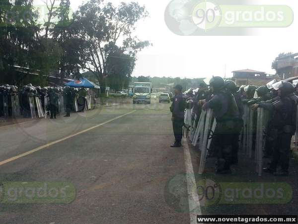 Liberan carretera bloqueada por habitantes en Quiroga, Michoacán 