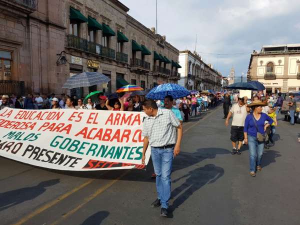 Marchan maestros en el primer cuadro de la ciudad - Foto 0 