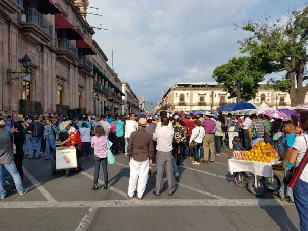 Marchan maestros en el primer cuadro de la ciudad - Foto 1 