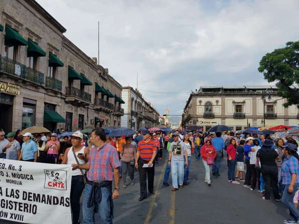 Marchan maestros en el primer cuadro de la ciudad - Foto 2 