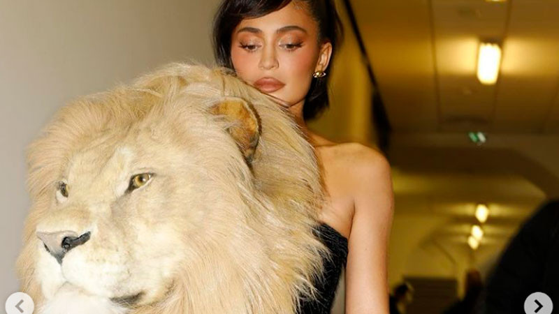 Kylie Jenner usa cabeza de león en semana de la moda de Paris y le llueven críticas 