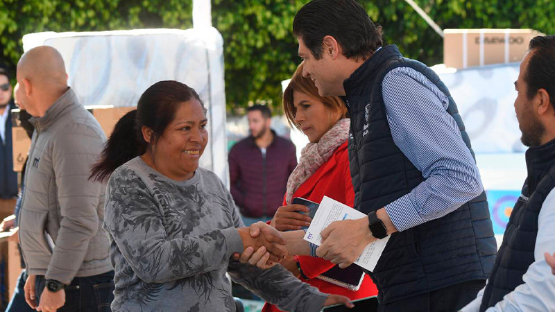 Entrega Alfonso Martínez apoyos a familias afectadas por lluvias