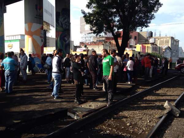 Maestros bloquean las vías del tren en diferentes municipios de Michoacán  - Foto 0 