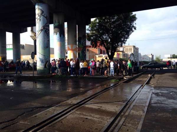 Maestros bloquean las vías del tren en diferentes municipios de Michoacán  - Foto 1 