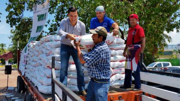 Entrega alcalde 105 toneladas de fertilizante en Apatzingán  