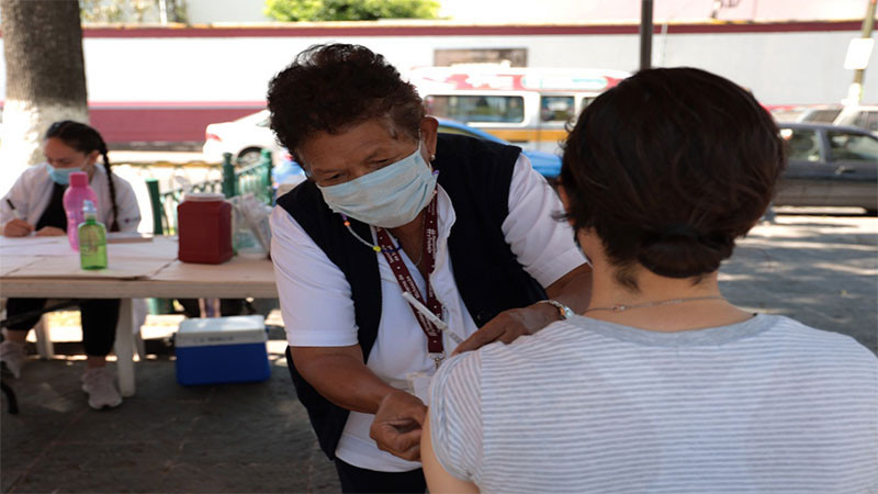Mantiene SSM módulo de vacunación anti COVID-19, influenza y neumococo en plaza del Carmen  