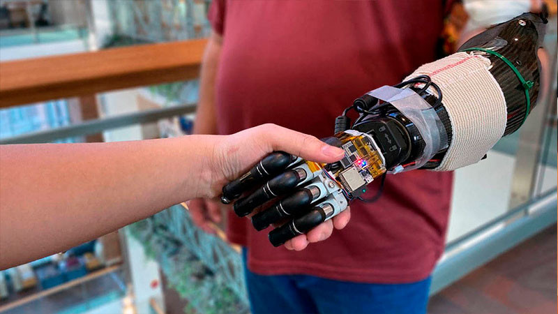 Estudiantes construyen mano robótica para un compañero, en Estados Unidos 