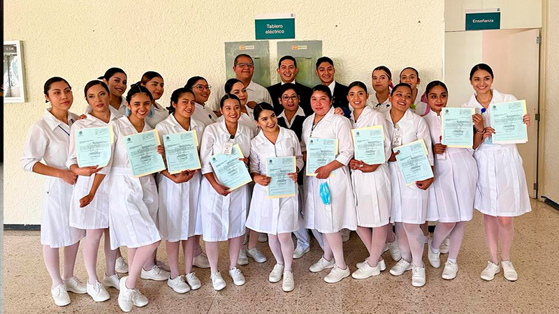 Egresan 25 pasantes de salud en el Hospital General de Uruapan
