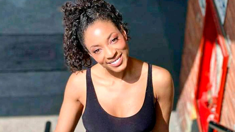 Regresan a su país a actriz colombiana a su llegada a Cancún 