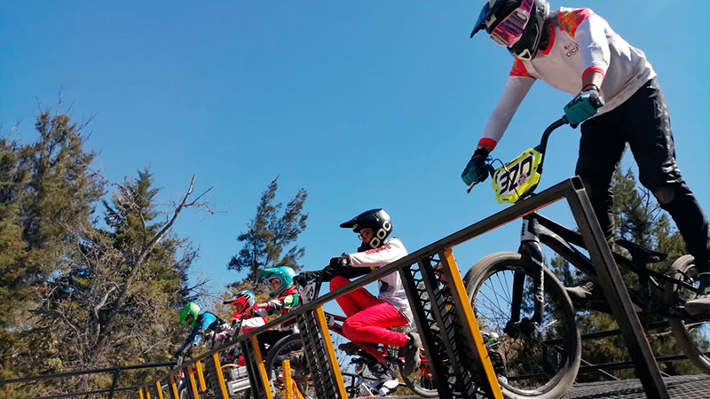 Celebran Selectivo Estatal de BMX en la rehabilitada pista del Bosque Cuauhtémoc de Morelia