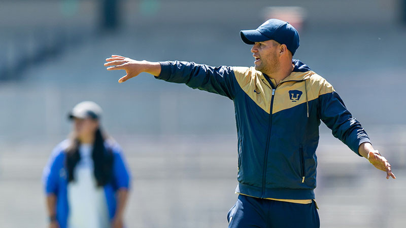  Entrenador de Pumas femenil empuja a su futbolista; piden su destitución 