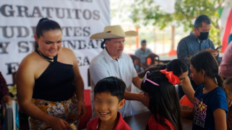 Secretaría de Educación Michoacán entrega lentes a alumnos de 10 comunidades en Tiquicheo 