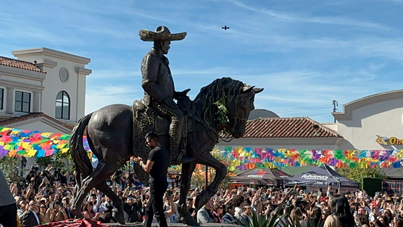 Colocan estatua de 3.7 metros en honor a Vicente Fernández en Los Ángeles, California 