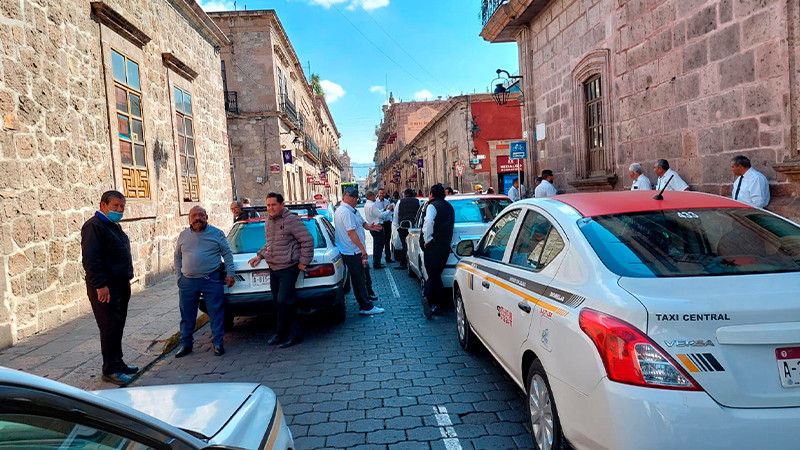Cierran transportistas calles aledañas al Ayuntamiento de Morelia
