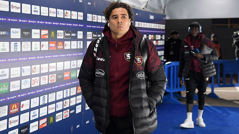 Memo Ochoa pasa a la banca en el Salernitana 