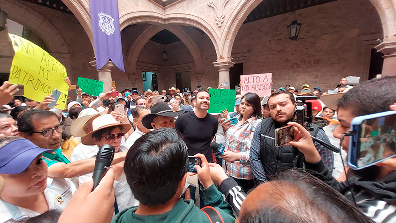 Protestan habitantes de Santiaguito en Palacio Municipal