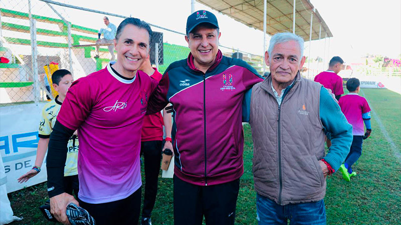 Imparte Adolfo Ríos clínica para porteros a decenas de niños y adolescentes en Uruapan  