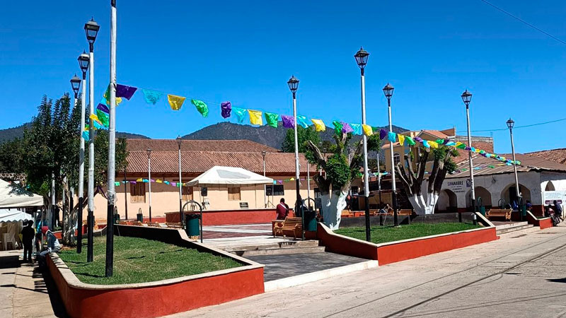 Rehabilita SCOP plaza principal de Huáncito, en Chilchota 