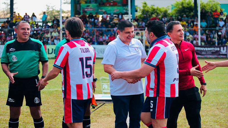 Exitoso juego de leyendas Chivas vs América en Uruapan 