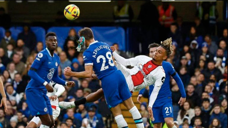 César Azpilicueta, jugador del Chelsea, deja la cancha en camilla y con oxígeno tras lesión 