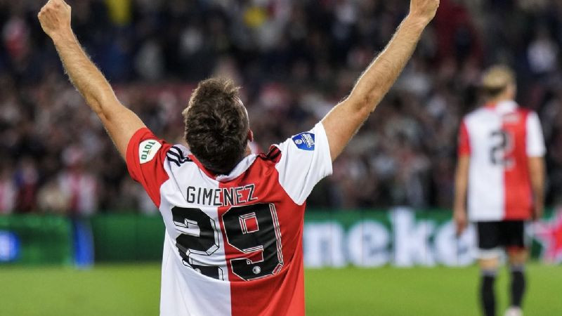 DT del Feyenoord elogia al mexicano Santi Gimenez tras sus recientes actuaciones 